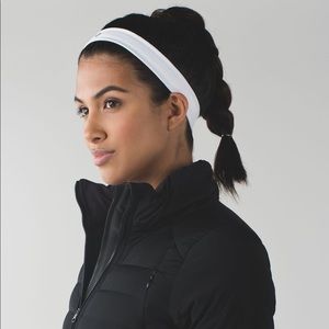 ✨Lululemon Skinny Fly Away Tamer Headband✨